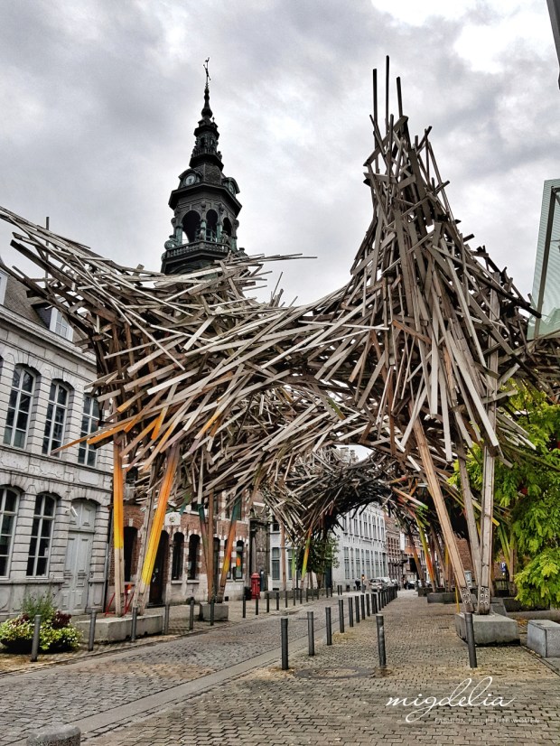 The Passenger / artist Arne Quinze (sculptura de lemn ocupa strada Nimy).